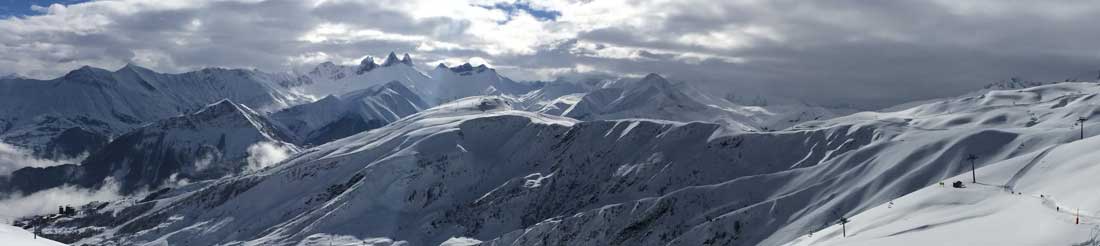 vue de la montagne avec ses sommets enneigés et ensoleillés